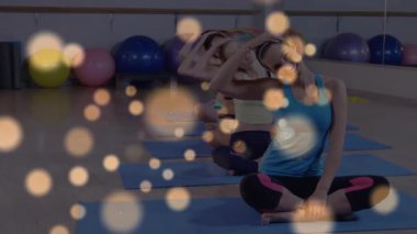 Beden eğitimi dersinde boynunu esneten kadınlara tepki veriliyor. Animasyon açı çubukları yükseliyor. Refah, esneklik, grup, esneme, egzersiz, salo, uyum..