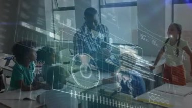 Öğretmenin dünyaya dönmesi ve eğitim için coğrafyayı açıklaması, öğrencilerin holografik haritayı göstermesi. Eğitim, sınıf, yenilik, teknoloji, işbirliği, merak, öğrenim