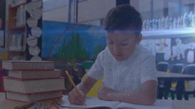 Dikkat çekmek için sınıfta el kaldırmadan önce kalemle not defteri yazan öğrenci. Öğrenme, eğitim, çocukluk, odaklanma, sınıf, okur yazarlık, yaratıcılık