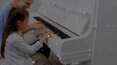 Müzik eğitimi için piyano melodisine başlayan kız, öğretmen parmak yerleştirme dersi veriyor. Akıl hocalığı, çocukluk, eğitim, işbirliği, sanatçılık, gelişme, teşvik