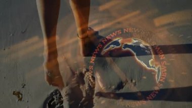 Güneş ışığı altında ıslak kuma basan kadın ayak sesleri ile dönen haber küresinin senkronize olmasına neden oluyor. Deniz manzarası, kum, ayak izleri, sahil, ufuk, şafak, ortam