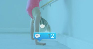 Dansçı amuda kalkıp sosyal medyanın ilgisini gösteren sohbet simgeleri ekliyor. Jimnastik, esneklik, performans, atletik, fitness, kentsel, minimalist