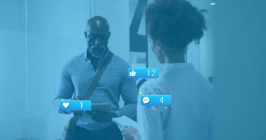 Olgun bir adam iş büyümesini tartışırken akran etrafında nişan ikonları oluşturan tablet tıkırdatıyor. Şirket, ağ, işbirliği, iletişim, profesyonel, modern, teknoloji