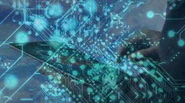 Tablet üzerinde görünen dijital devre örtüsü kullanıcı tıklaması, araklama ve gezinme içeriği. Teknoloji, arayüz, yenilik, bağlantı, veri, siber, fütürist