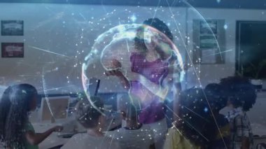 Öğretmen konuşuyor ve coğrafya öğretirken öğrencilerin el kaldırdığı verilerle dünyayı yansıtıyor. Eğitim, teknoloji, yenilik, keşif, işbirliği, dijital, gelecek