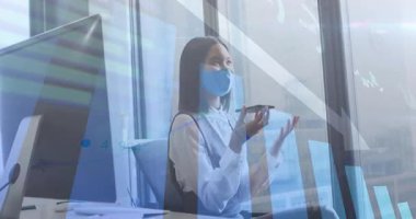 Ofiste akıllı telefonu kaldıran, konuşan ve pencereyi süpüren veri tablolarını referans alan bir yönetici. İş, teknoloji, iletişim, veri, analitik, modern, profesyonel