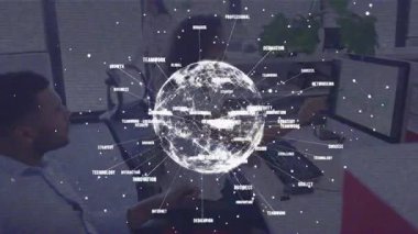 Ofisteki iş arkadaşları monitörlere el kol hareketi yapıyor ve şeffaf küresel yayılma terimlerini aktifleştiriyor. Yenilik, işbirliği, bağlantı, veri görselleştirme, dijital dönüşüm, teknoloji, profesyonel