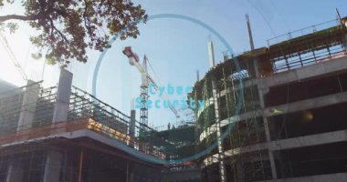 Bina siber güvenlik metninin çöktüğünü, halkaların döndüğünü ve güvenlik arayüzünü taradığını gösteriyor. İnşaat, teknoloji, dijital, sanayi, altyapı, yenilik, güvenlik