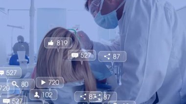 Doktor, kafasının yanında yüzen sosyal ikonlar gibi cımbızla saç tellerini incelerken güvenlik gözlüğü takıyor. Tıbbi, tanı, sağlık, klinik, muayene, sağlık, analiz