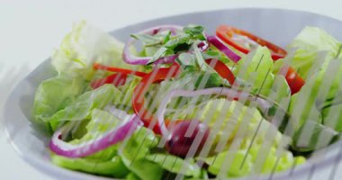 Kamera kasedeki salata yapraklarını çekerken, bükerken ve ortaya çıkarırken arıza çubukları soldan kayıyor. Taze ürün, canlı, minimalist, sağlık, kompozisyon, dijital sanat, aşçılık