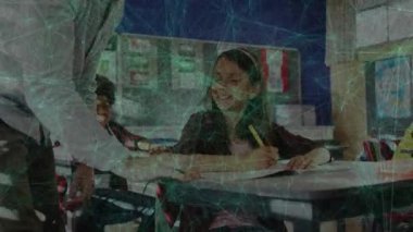 Öğretmen sola giriyor, masanın üzerine eğiliyor, öğrenci yazarken defterine işaret ediyor. Eğitmen, öğrenim, sınıf, akıl hocalığı, okur yazarlık, akademik, odaklanma