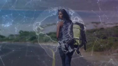 Sahil yolunda yürüyen bir kadın dünya seyahati ve otostop için dönen dünyayı aktive ediyor. Macera, keşif, gezgin şehvet, göçebe, manzara, ufuk, harita