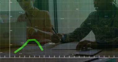 Üç meslektaş iş haritası değişikliklerine tepki göstererek dosyaları işaret ediyor ve analiz için bilgisayara giriyorlar. İşbirliği, takım çalışması, iş, veri, analiz, profesyonel, modern