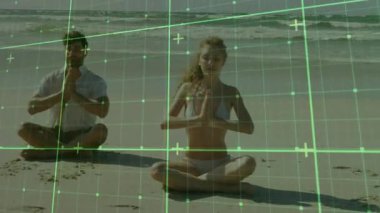 Meditasyon yapan bir kadın, plaj sağlığı için nefes alıp veren paspaslar üzerinde çalışan bir adamla örtüşüyor. Sakinlik, farkındalık, sağlık, dinginlik, bağlantı, doğal, ruhsal