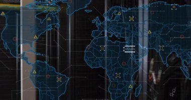 Yarı saydam dünya haritası kendini sunucu raflarının üzerinde çiziyor, titreşen ve küresel olarak bağlanan ağ düğümleri. Küresel, teknoloji, bağlantı, dijital, geleceksel, yenilik, veri