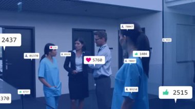 Sağlık hemşiresi, meslektaşları tartışırken öne çıkıp sosyal ölçümlerin büyümesine neden oluyor. İşbirliği, takım çalışması, profesyonellik, dijital, yenilik, kurumsal, modern