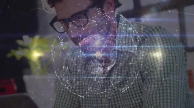 Teknoloji tasarımcısı tabletteki verileri incelerken bilgisayarın holografik ağ dünyasını etkinleştirmesine odaklanıyor. Teknoloji, yenilik, bağlantı, dijital, geleceksel, çalışma alanı, veri