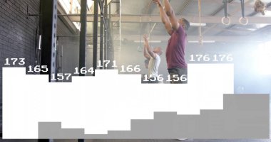 Spor salonundaki metal barfiks aletini yüzükler ve plyo kutusuyla çeken antrenman arkadaşları. Güç, takım çalışması, fitness, dayanıklılık, endüstriyel, motivasyon, eğitim