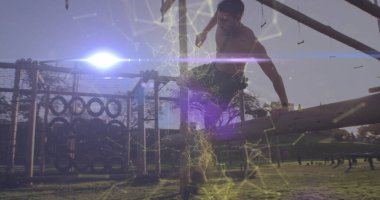 Lastik duvarı, dijital kaplama, kopyalama alanı ile parktaki tahta kirişe tırmanan üstsüz bir sporcu. Macera, güç, dayanıklılık, açık hava, dinamik, fitness, aktif giyim