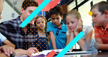 Okul masasında kitap okuyan çocuklara yol gösteren işaretli tişört öğretmeni, kopya alanı. Eğitim, akıl hocalığı, okur yazarlık, işbirliği, öğrenme, sınıf, odaklanma