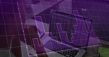 Ofis masasındaki dizüstü bilgisayara yeşil defter, kalem ve çizelge ile kod girişi. Teknoloji, veri analizi, programlama, dijital arayüz, iş zekası, çalışma istasyonu, modern