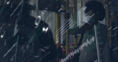 Otobüs direklerini kırmızı sarı koltuklarla sürükleyen, otobüste veri örtülü sırt çantası takan maskeli banliyö görevlisi. Toplu taşıma, banliyö, veri analizi, şehir macerası, dokunmatik ekran, mobil, teknoloji