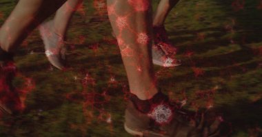 Koşan koşucular parkta koşu ayakkabıları, kırmızı yıldızların altında atletik çoraplar. Fitness, dayanıklılık, açık hava aktivitesi, atletizm, doğa, hareket, enerji