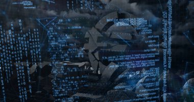 Bulutlu gökyüzünün altındaki şebeke zemininde kod akımları ve ağ düğümleriyle asılı duran stilize kask simgesi. Siber güvenlik, dijital alarm, fütürizm, teknoloji, veri tasviri, dijital tuval, soyut