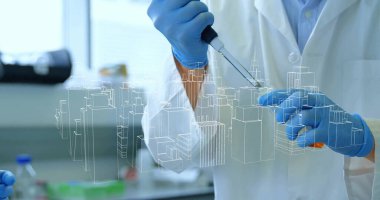 Palto ve eldiven giyen mikro pipet bilim adamını kullanarak laboratuvar bankında örnek aktararak, şehir örtüsü ile. Laboratuvar, araştırma, teknoloji, yenilik, bilim, analiz, veri