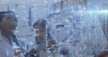 Laboratuvar önlüğü giyen bilim adamları şeffaf paneli analiz ediyor ve laboratuvarda Stylus 'la diyagramlar üzerinde çalışıyorlar. Yenilik, işbirliği, teknoloji, tanı, kesinlik, bilimsel, veri