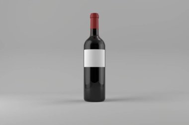 Gri arka planda etiketli siyah şarap şişesi
