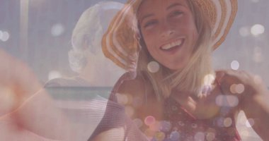 Erkek, kaburgalı gömlek giyiyor ve kadın stüdyo da hasır şapka takıyor. Bokeh ışıkları var. Portre, çift pozlama, yaratıcı, ambient, sıcak tonlar, yumuşaklık, zarafet