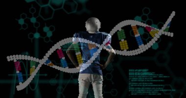 Formalı miğferli oyuncu dijital laboratuvarda yüzünü çeviriyor DNA sarmalını ve parlayan kodu gösteriyor. Spor, teknoloji, yenilik, fütürist, bilim, dijital, atletizm