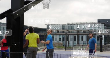 Toplum mahkemesinde basketbol oynayan beş kişilik bir grup, halka ağı ve sosyal medya örtüsüyle. Atletik, takım çalışması, kentsel, canlı, aktif, dinlenme, fitness