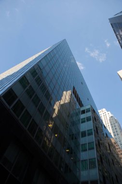 Güneşli bir günde modern cam binaların alçak açılı görüntüsü