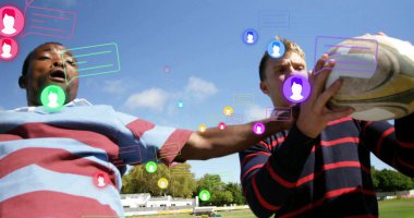 Formalı oyuncular sahada yüzen sohbet simgeleriyle ragbi topunu güvenceye almak için esniyorlar. Atletizm, yoldaşlık, rekabet, takım çalışması, canlı, açık hava, sportmenlik