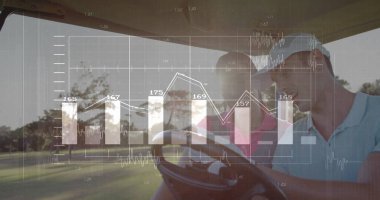 Polos 'taki meslektaşlar ve golf arabasının çizelgelerini inceleyen şapkalar. Kurumsal, analitik, modern, profesyonel, açık hava, işbirliği, görselleştirme