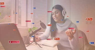 Ofis masasında dizüstü bilgisayarla konuşan içerik yaratıcısı, Play Aboneliğini simgeler gibi gösteriyor. Stüdyo, podcast, iletişim, yaratıcı, modern, üretkenlik, teknoloji