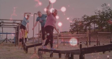 Spor giyim alanında engelli parkurunda tahta kirişlerde gezinen altı kadını dengelemek. Macera, takım çalışması, dayanıklılık, fitness, açık hava, aktivite, motivasyon