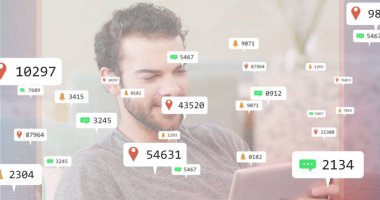Tableti kontrol ediyorum, gri bluzlu adam oturma odasında yüzen bildirim simgeleriyle etkileşimde. Teknoloji, iletişim, dijital, modern, yerli, gündelik, bağlantı