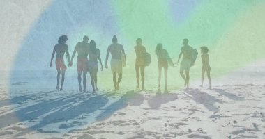 Mayolu sekiz sörfçüden oluşan yürüyen bir grup güneş ışığında okyanusa doğru sörf tahtaları taşıyorlar. Sahil, sahil, eğlence, macera, siluet, kıyı şeridi, okyanus