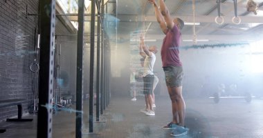 Teçhizat grubuyla fitness stüdyosunda halat ve jimnastik halkaları ile kol kola giriyoruz. Güç, zindelik, takım çalışması, beden eğitimi, antrenman, atletik, dayanıklılık.