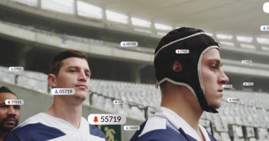 Dört rugby sporcusu stadyum tünelinde dikey silindir şapkalı fotokopi çekiyorlar. Sporcular, takım çalışması, spor, yarışma, antrenman, stadyum, dijital