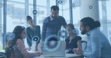 Yüksek ofisteki verileri holografik UI ile analiz eden beş profesyonel dizüstü bilgisayarı işaret ediyor. İşbirliği, yenilik, teknoloji, modernlik, takım çalışması, finans, ağ