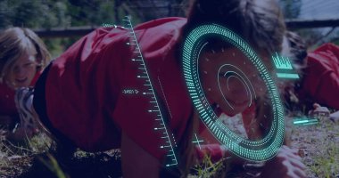 Kırmızı ve siyah spor kıyafetleri içinde sürünen çocuklar çimenli tarlada halat altında, deniz mavisi kaplamalı. Macera, takım çalışması, açık hava aktivitesi, gençlik, coşku, keşif, gençlik enerjisi.