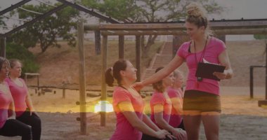 Park engelli parkında rehber öğretmen grubu, pano, düdük, kopyalama alanı. Açık hava, fitness, takım çalışması, dayanıklılık, motivasyon, eğitim, canlı