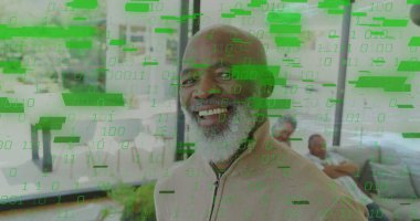 Oturma odasında bej süveter giyen gülümseyen son sınıf öğrencisi bölüm kanepe ve ikili kaplamalı. Yaşlılar, aileler, modern, dijital, ev, arkadaşlık, konfor