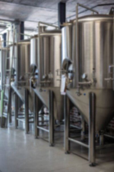 Бак для хранения пива организован на заводе