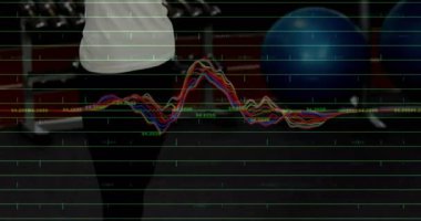 Çıplak ayaklı fitness eğitmeni turkuaz minderde yer değiştiriyor, kol çaprazlaması sırasında dalga şeklindeki tepeleri takip ediyor. Atletik, sağlıklı, dinamik, hareket, stüdyo, güç, eğitim