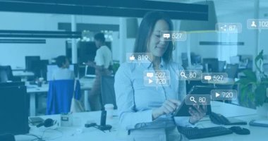 Sosyal medya yöneticisi, iletişimi izlemek için yüzen metrik simgeleri etkinleştiren bir tablet kaydırıyor. Teknoloji, takım çalışması, analitik, dijital, çağdaş, iletişim, ofis